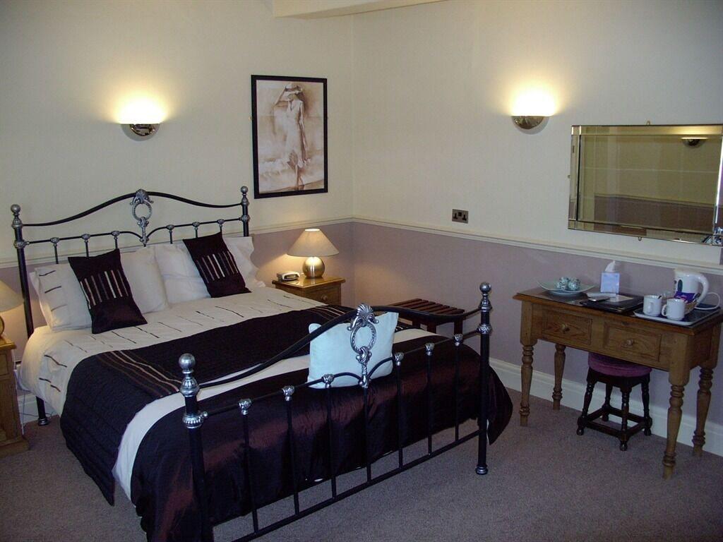 The Dodington Lodge Hotel Уитчърч Екстериор снимка